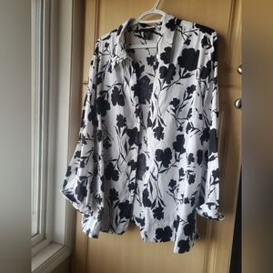 Anne Carson 100% Linen Button Up Black and White Floral Women's Top